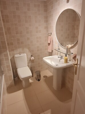 Dusche, Whirlpool, Haartrockner, Bidet