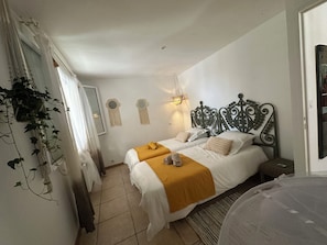3 bedrooms, iron/ironing board, WiFi, bed sheets