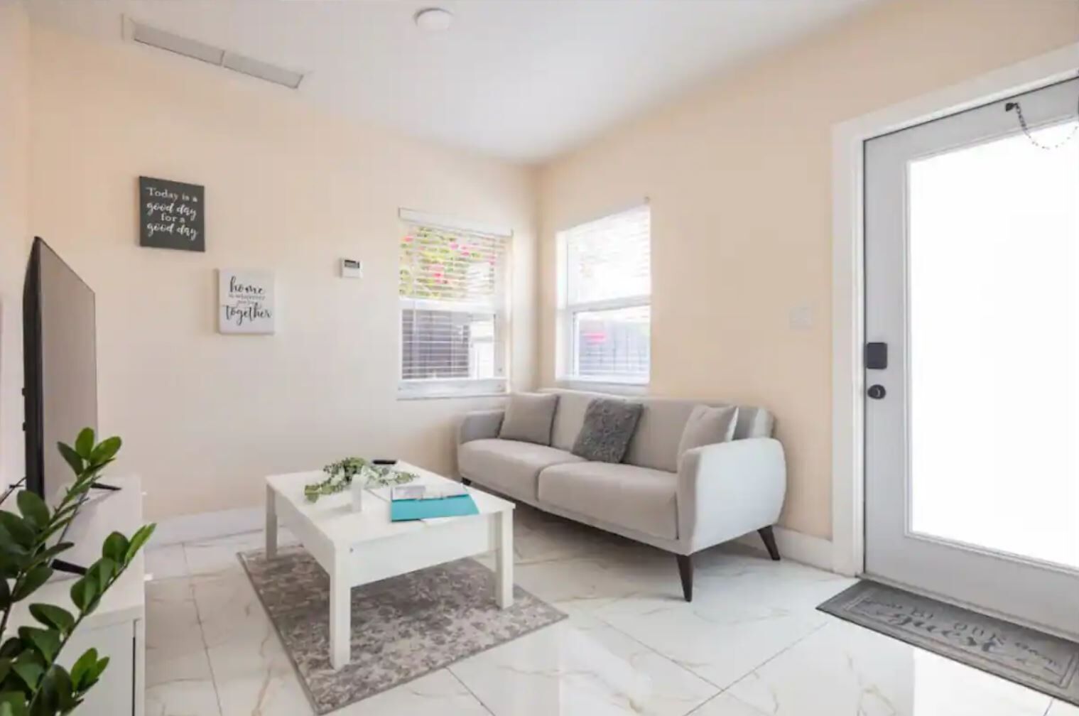 Little Havana • Calle 8 - Cozy - King Bed - Fenced parking
