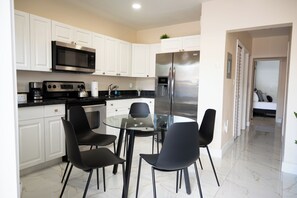 Frigorifero, microonde, forno, piano cottura