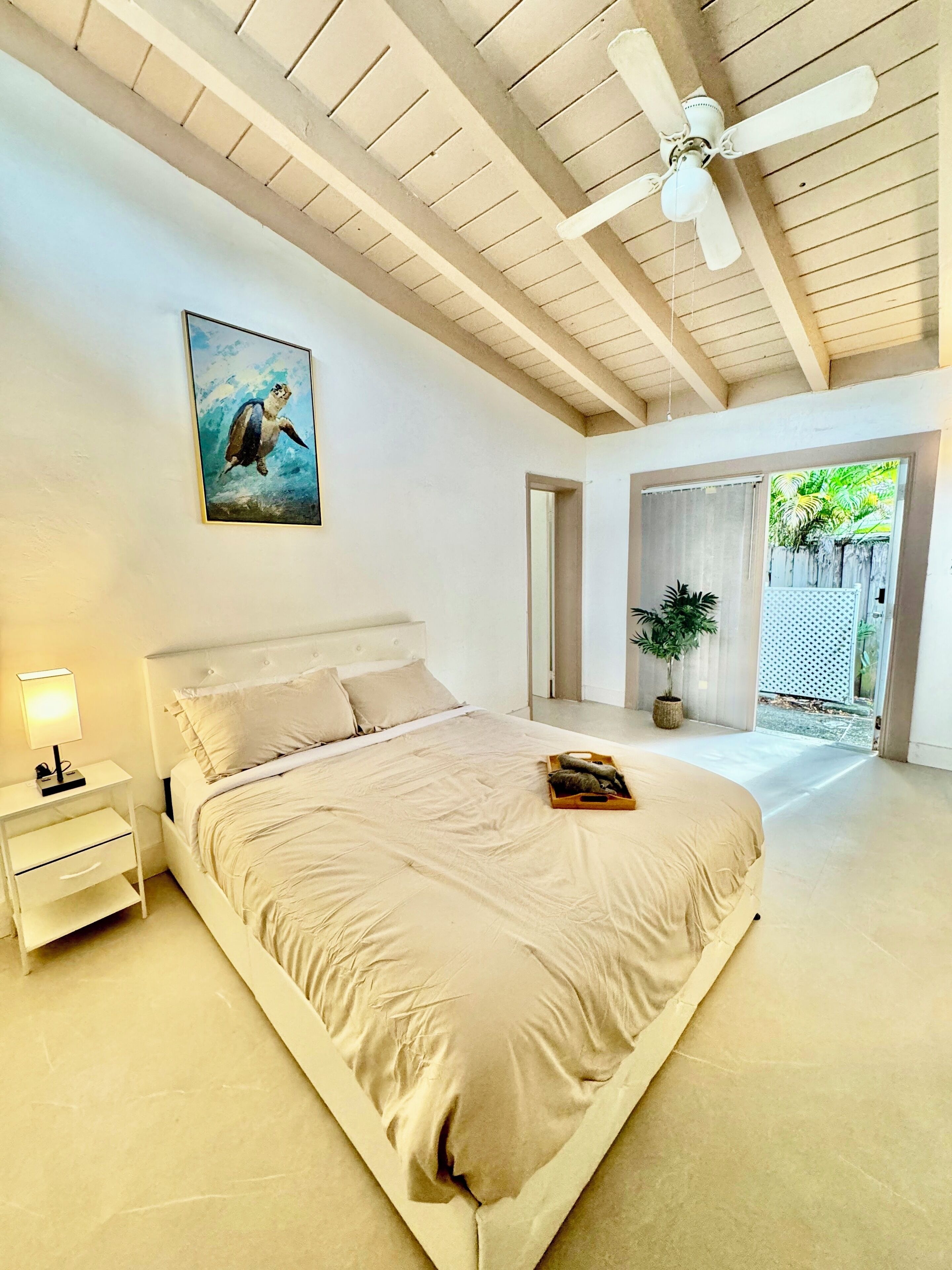 Modern Villa Studio 8 minute Drive to the Beach 