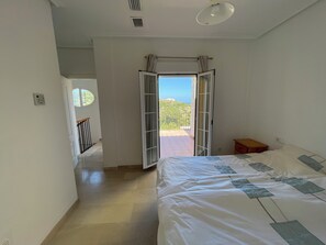 3 chambres, fer et planche à repasser, Wi-Fi gratuit, draps fournis