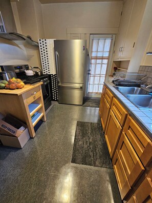 Private kitchen - Marvelous 2-bedroom apartment with WiFi in  North Oakland (Oakland)
