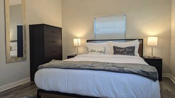 1 dormitorio, escritorio, tabla de planchar con plancha y wifi