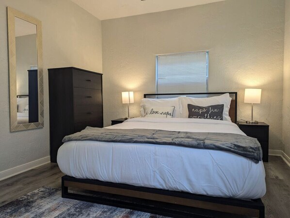 1 bedroom, desk, iron/ironing board, WiFi - Great home for traveling workers (Houston)