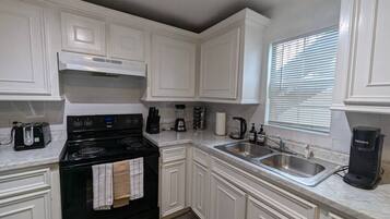 Frigorífico, microondas, horno y lavavajillas