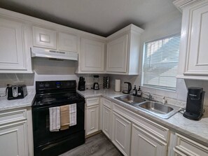 Fridge, microwave, oven, dishwasher - Great home for traveling workers (Houston)