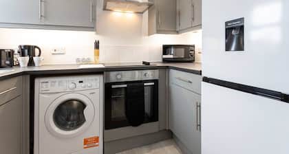 Lovely One-bedroom Serviced Apartment in Eccles