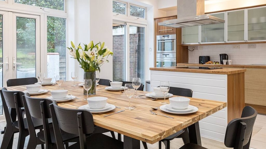 Spacious House With Parking Near Heaton Park