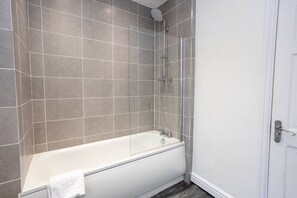 House | Bathroom - Spacious House With Parking Near Heaton Park (Manchester)