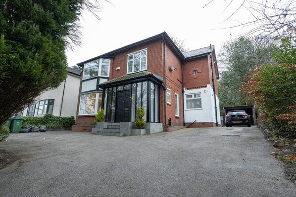 Exterior - Spacious House With Parking Near Heaton Park (Manchester)