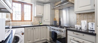 Cosy Spacious Duplex Apartment Near Salford Royal