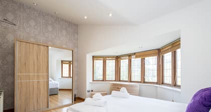 Cosy Spacious Duplex Apartment Near Salford Royal