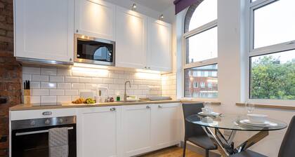 Spacious, Apartment Close to Manchester City Centre By Pillo Rooms