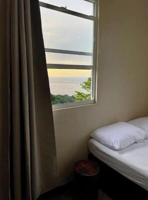 4 bedrooms, free WiFi, bed sheets - Serene Retreat with Stunning Views- Doux Pawamin (Paramin)