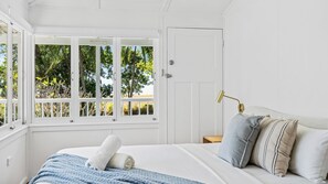 4 bedrooms, desk, iron/ironing board, free WiFi - Belle Escapes The Beach House at Yorkeys (Yorkeys Knob)