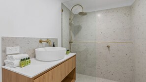 Douche, sèche-cheveux, serviettes fournies, savon