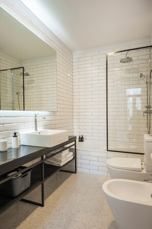 Secadora de cabello, bidet, toallas, jabón