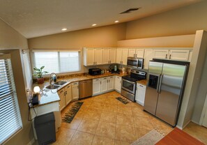 冰箱、微波炉、烤箱、炉灶