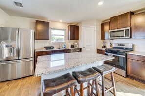 Fridge, microwave, oven, stovetop - San Antonio Home w/ Pool Access: 11 Mi to SeaWorld (San Antonio)