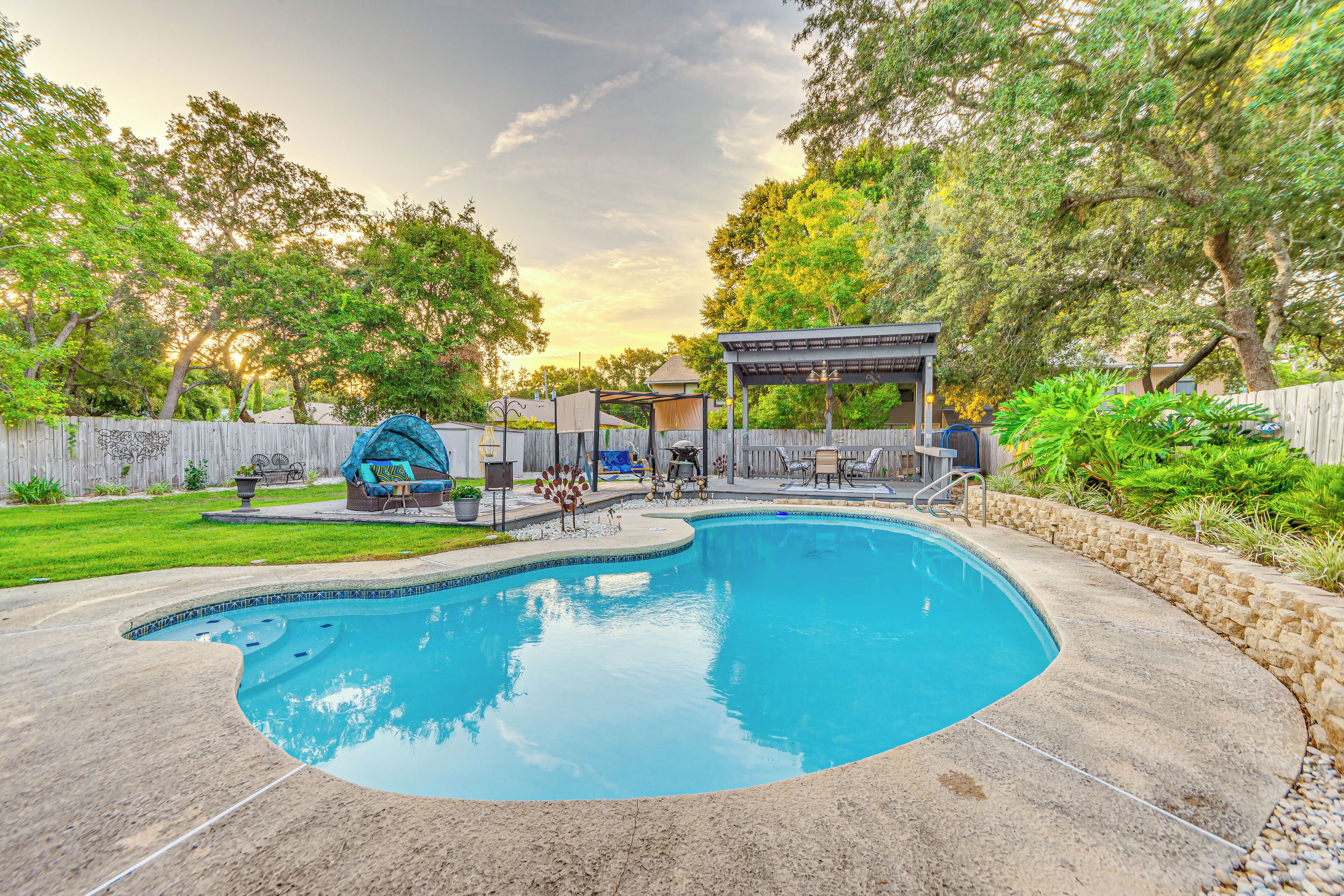 Fort Walton Beach Home w/ Pool: 5 Mi to Beach!