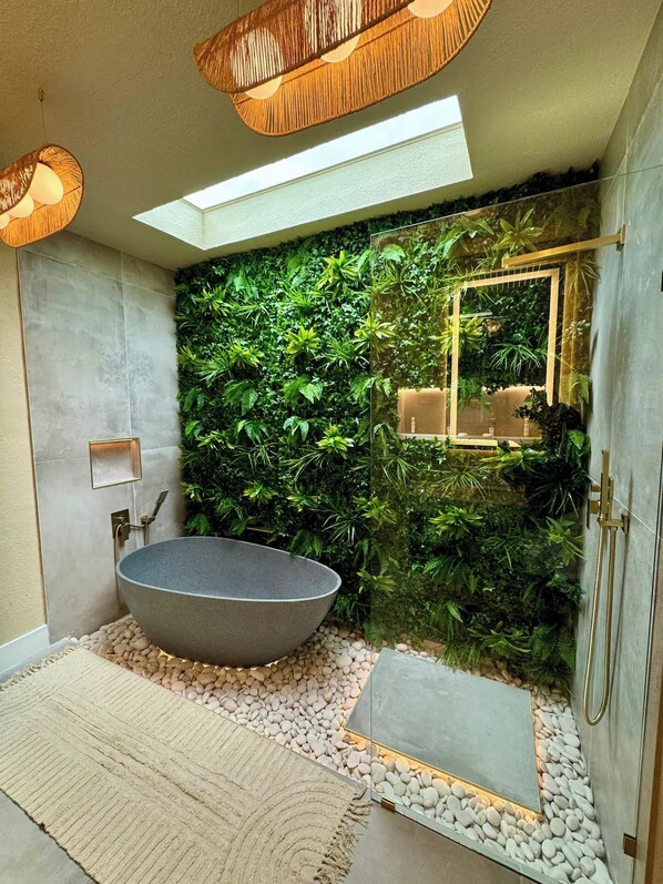 Sèche-cheveux, serviettes fournies, savon, shampoing