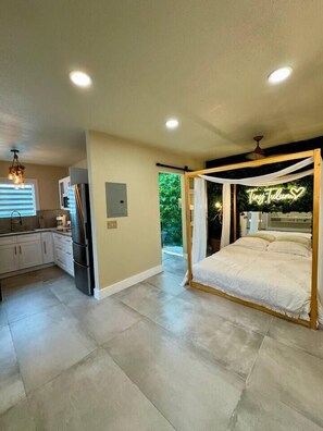 Desk, iron/ironing board, free WiFi, bed sheets - Tiny Tulum - Tropical Oasis in Tampa’s Heart! (Tampa)