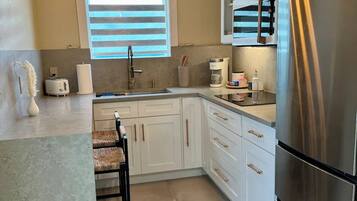 Refrigerador, microondas, parrilla de estufa y cafetera y tetera