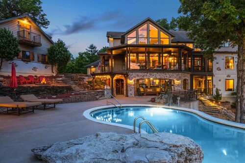 Huge Mansion / Pool / Sleeps 30+