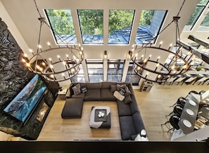 Smart TV, fireplace, video games, ping pong - *SALE* Huge Mansion | Sleeps 30+| Pvt Pool | Game Rm | More (Osage Township)