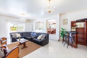 TV - Villa w/ heatable pool & BBQ, Albufeira (Albufeira)