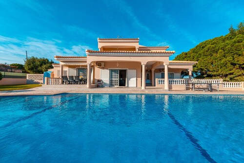 Villa w/ heatable pool & BBQ, Albufeira