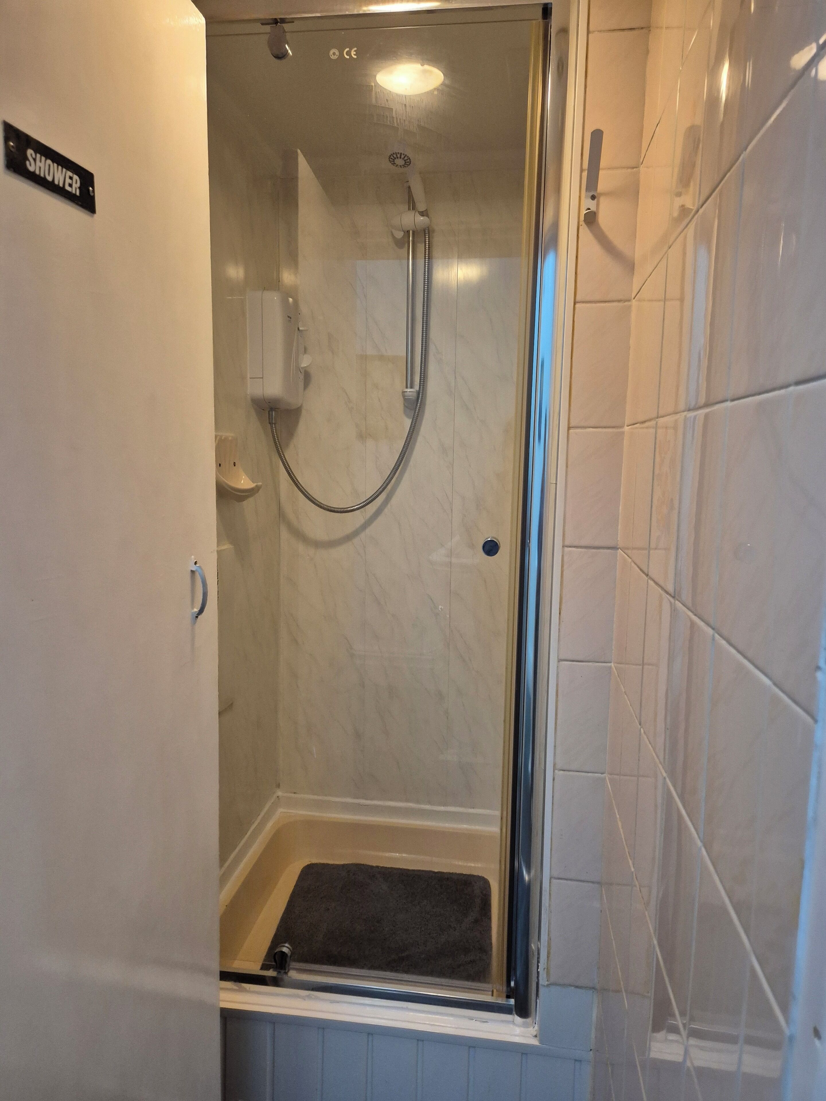 Perlengkapan mandi gratis, pengering rambut, handuk, dan sabun