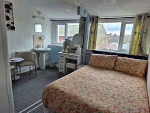 Quarto triplo standard | Wi-Fi de cortesia, roupa de cama