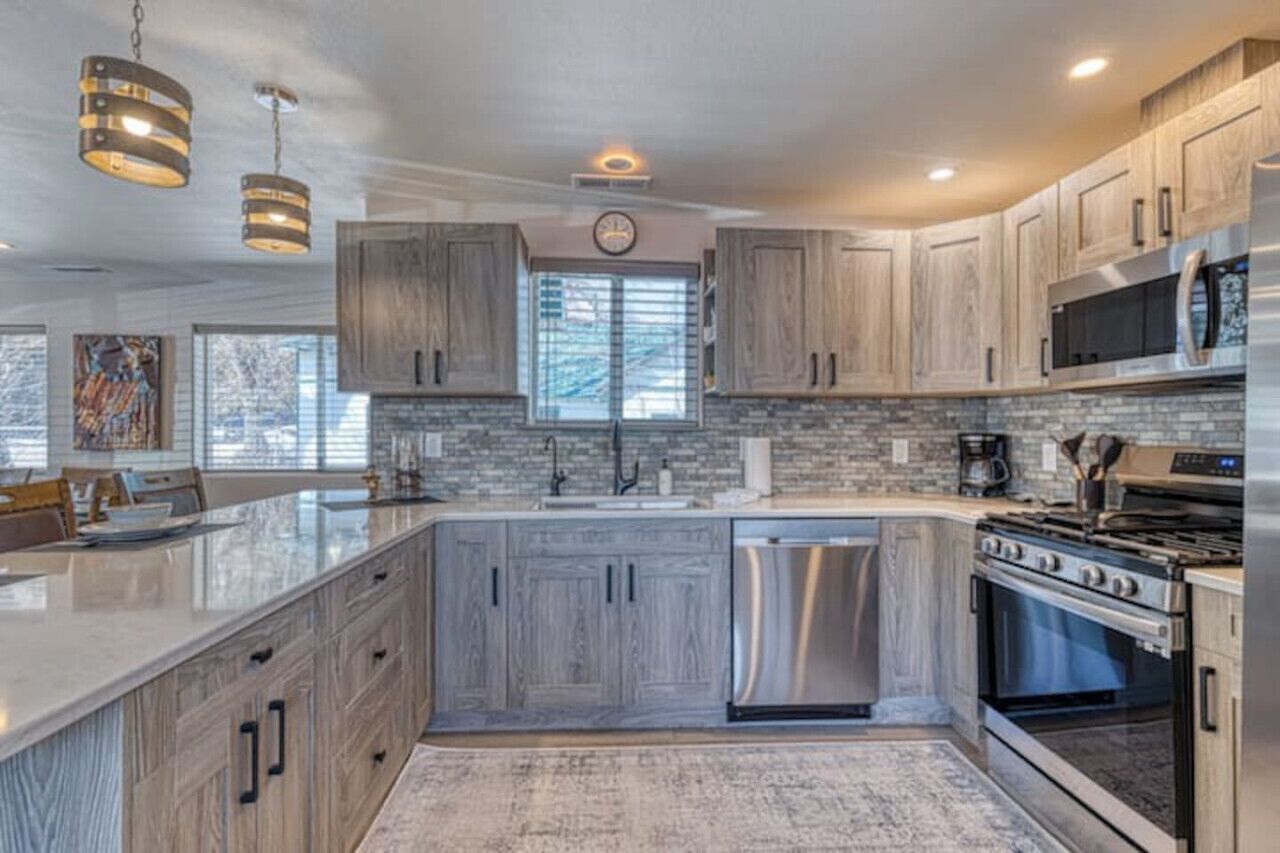 Fridge, oven, dishwasher, coffee/tea maker