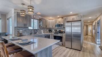 Réfrigérateur, four, lave-vaisselle, cafetiÚre/bouilloire