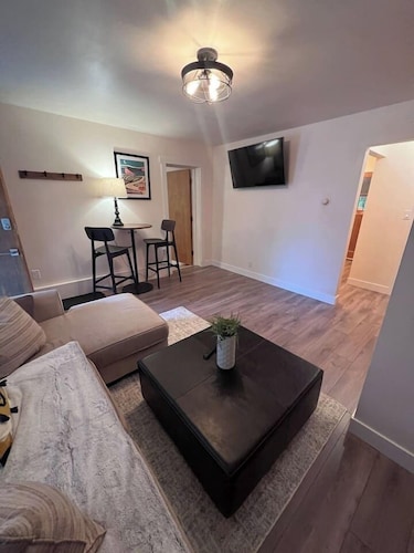 Minimalist Urban Unit: Sleek 1-Bedroom Sanctuary