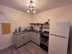 Réfrigérateur, surface de cuisson, vaisselle et ustensiles