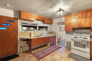 Fridge, coffee/tea maker, cookware/dishes/utensils - Modern 1-Bedroom Haven with Dedicated Home Office (Great Falls)