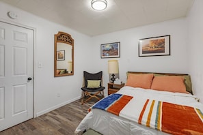 1 bedroom, desk, WiFi, bed sheets