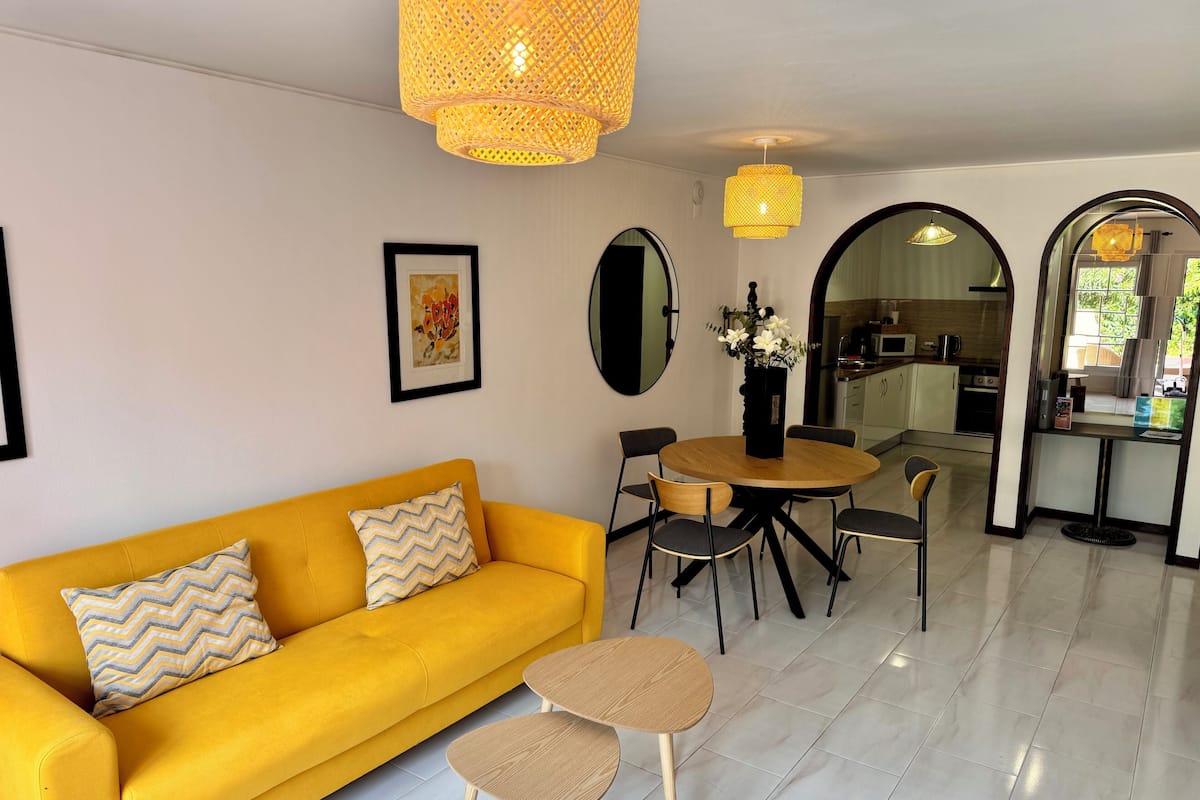 Appartement Duplex Deluxe, vue partielle sur la mer | Coin séjour | TV connectée de 42 pouces avec chaßnes par cùble