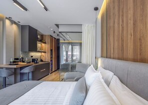 1 habitación, escritorio, tabla de planchar con plancha y wifi 