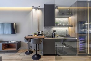 Microondas, cafetera o tetera, trona infantil y utensilios de cocina