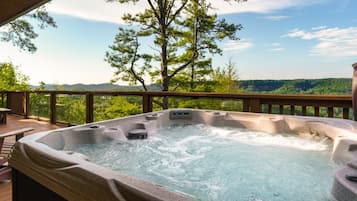 Banyera d'hidromassatge a l'aire lliure