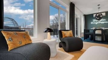 Televisio, takka, työhuone