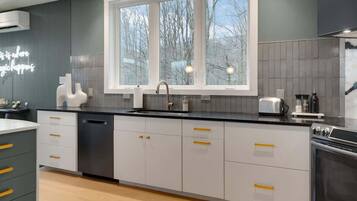 Frigorífic, microones, forn i placa de cuina