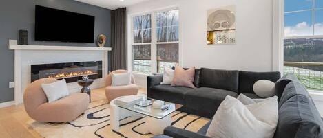 Fernseher, Kamin, Arbeitsbereiche