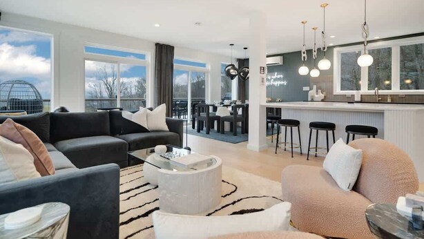 Un salon moderne avec un canapé, une table basse et une vue sur l’espace repas.