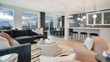 Televisión, chimenea y oficina