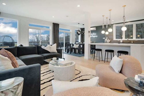 Hilltop- Luxury Home with views and a dog run